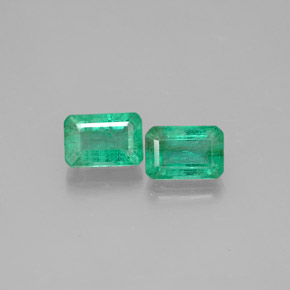 カラットの天然グリーンエメラルド（5.8×3.9 mm・エメラルドカット）