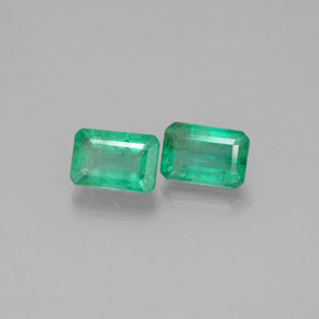 カラットの天然グリーンエメラルド（5.8×3.9 mm・エメラルドカット）