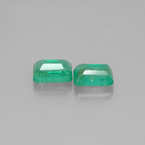 カラットの天然グリーンエメラルド（5.8×3.9 mm・エメラルドカット）