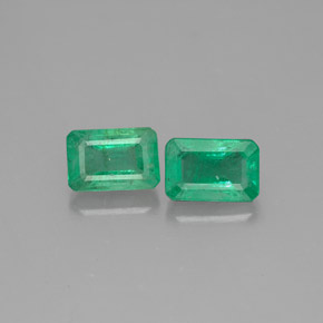 カラットの天然グリーンエメラルド（6×4.1 mm・エメラルドカット）