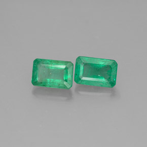 カラットの天然グリーンエメラルド（6×4.1 mm・エメラルドカット）