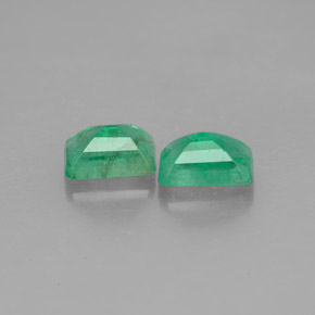 カラットの天然グリーンエメラルド（6×4.1 mm・エメラルドカット）