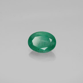 1.18カラットの天然グリーンエメラルド（8.1×6.1 mm・オーバルカット）