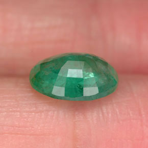 1.64カラットの天然グリーンエメラルド（9×7 mm・オーバルカット）