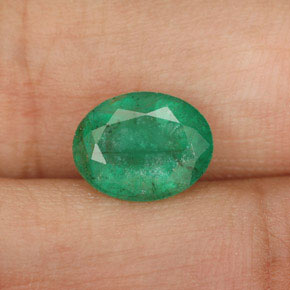 1.58カラットの天然グリーンエメラルド（8.9×7 mm・オーバルカット）