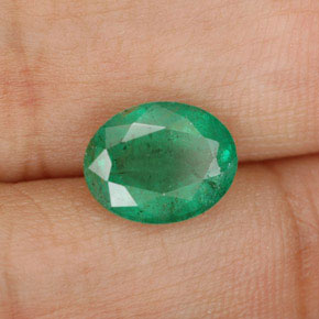 1.58カラットの天然グリーンエメラルド（8.9×7 mm・オーバルカット）