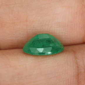 1.58カラットの天然グリーンエメラルド（8.9×7 mm・オーバルカット）