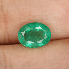 1.54カラットの天然グリーンエメラルド（8.8×6.8 mm・オーバルカット）
