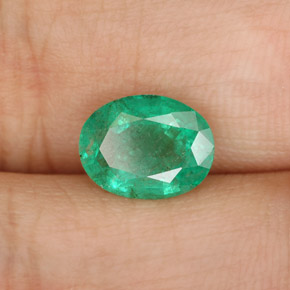 1.54カラットの天然グリーンエメラルド（8.8×6.8 mm・オーバルカット）