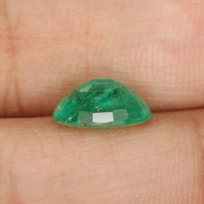 1.54カラットの天然グリーンエメラルド（8.8×6.8 mm・オーバルカット）