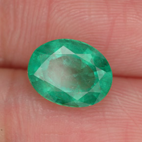 1.87カラットの天然グリーンエメラルド（9×7.1 mm・オーバルカット）