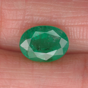 1.61カラットの天然グリーンエメラルド（9.1×6.8 mm・オーバルカット）