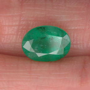 1.61カラットの天然グリーンエメラルド（9.1×6.8 mm・オーバルカット）