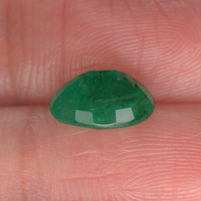 1.61カラットの天然グリーンエメラルド（9.1×6.8 mm・オーバルカット）