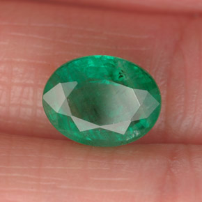 1.78カラットの天然グリーンエメラルド（9.1×7 mm・オーバルカット）