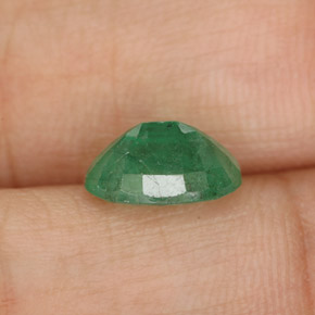 1.61カラットの天然グリーンエメラルド（8.9×6.9 mm・オーバルカット）