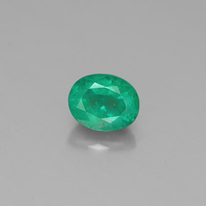 0.39カラットの天然グリーンエメラルド（5.1×4.1 mm・オーバルカット）
