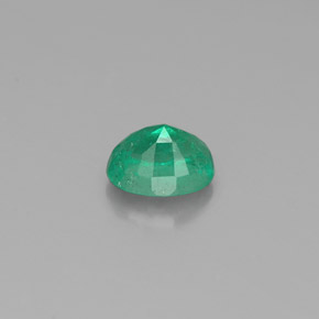0.39カラットの天然グリーンエメラルド（5.1×4.1 mm・オーバルカット）