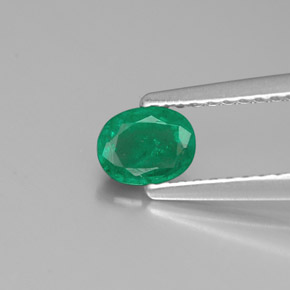 0.35カラットの天然グリーンエメラルド（5.3×4.1 mm・オーバルカット）