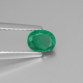 0.35カラットの天然グリーンエメラルド（5.3×4.1 mm・オーバルカット）