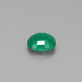 0.35カラットの天然グリーンエメラルド（5.3×4.1 mm・オーバルカット）
