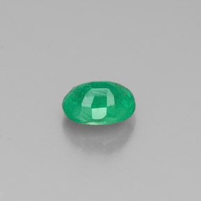0.38カラットの天然グリーンエメラルド（5×4 mm・オーバルカット）