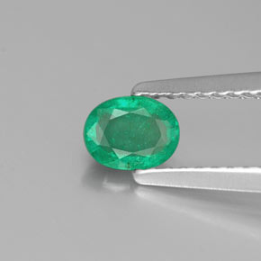 0.36カラットの天然グリーンエメラルド（5.2×4 mm・オーバルカット）