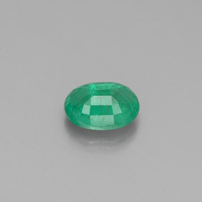 0.36カラットの天然グリーンエメラルド（5.2×4 mm・オーバルカット）