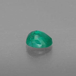 0.36カラットの天然グリーンエメラルド（5×4.1 mm・オーバルカット）