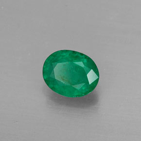 0.36カラットの天然グリーンエメラルド（5.3×4.2 mm・オーバルカット）