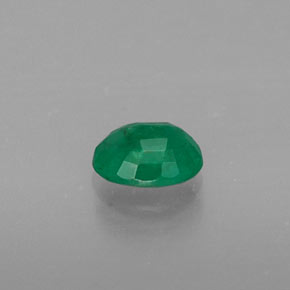 0.36カラットの天然グリーンエメラルド（5.3×4.2 mm・オーバルカット）
