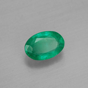 0.46カラットの天然グリーンエメラルド（6×4.1 mm・オーバルカット）