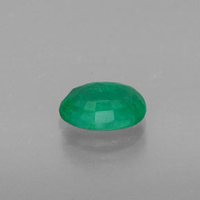 0.46カラットの天然グリーンエメラルド（6×4.1 mm・オーバルカット）