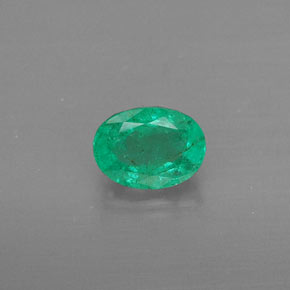 0.37カラットの天然グリーンエメラルド（5.1×4 mm・オーバルカット）