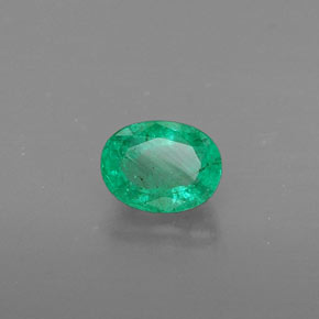 0.37カラットの天然グリーンエメラルド（5.1×4 mm・オーバルカット）