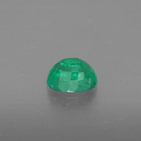 0.37カラットの天然グリーンエメラルド（5.1×4 mm・オーバルカット）