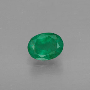 0.37カラットの天然グリーンエメラルド（5.3×4 mm・オーバルカット）