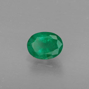 0.37カラットの天然グリーンエメラルド（5.3×4 mm・オーバルカット）