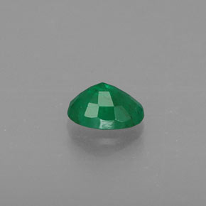 0.37カラットの天然グリーンエメラルド（5.3×4 mm・オーバルカット）