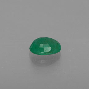 0.33カラットの天然グリーンエメラルド（5.1×3.9 mm・オーバルカット）