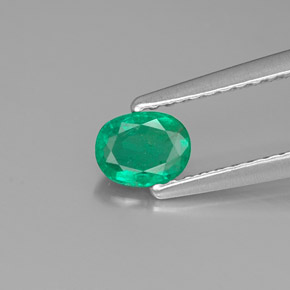 0.33カラットの天然グリーンエメラルド（5.1×4 mm・オーバルカット）