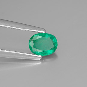0.33カラットの天然グリーンエメラルド（5.1×4 mm・オーバルカット）