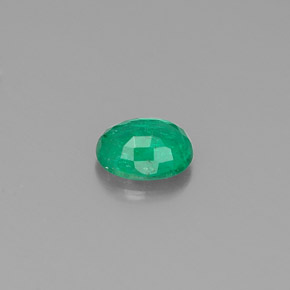 0.33カラットの天然グリーンエメラルド（5.1×4 mm・オーバルカット）