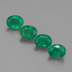 カラットの天然グリーンエメラルド（5.2×4.1 mm・オーバルカット）