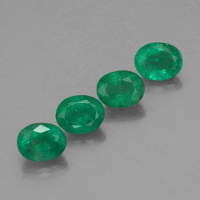 カラットの天然グリーンエメラルド（5.2×4.1 mm・オーバルカット）