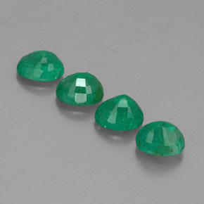 カラットの天然グリーンエメラルド（5.2×4.1 mm・オーバルカット）
