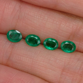 カラットの天然グリーンエメラルド（5×4 mm・オーバルカット）