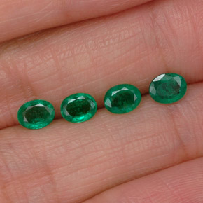 カラットの天然グリーンエメラルド（5×4 mm・オーバルカット）