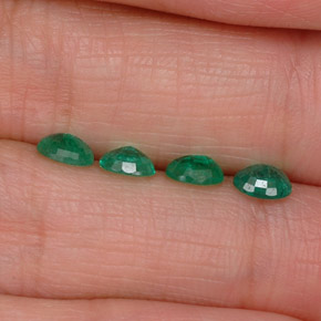 カラットの天然グリーンエメラルド（5×4 mm・オーバルカット）