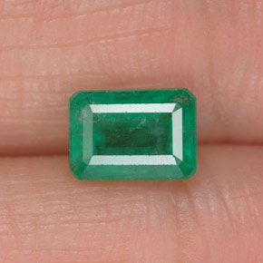1.18カラットの天然グリーンエメラルド（7×5.1 mm・エメラルドカット）